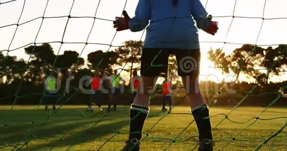 女足球运动员在4k球门停球视频的预览图