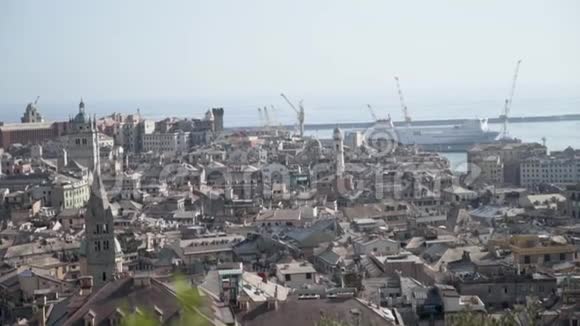 有海港的古城全景行动拥有石屋的老欧洲城市位于海港附近船舶视频的预览图