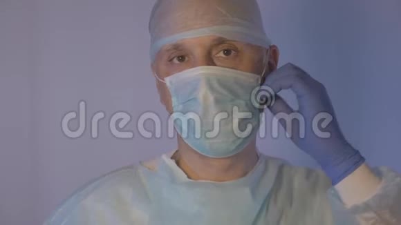 手术后很累的外科医生喝纯淡水视频的预览图