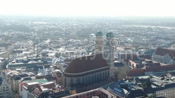 德国慕尼黑Frauenkirche教堂的空中镜头视频的预览图