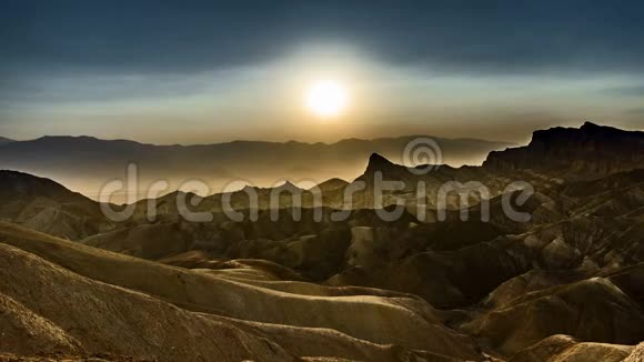 4k时间推移电影剪辑日落在严重侵蚀的山脊著名的扎布里奇点死亡谷国家视频的预览图