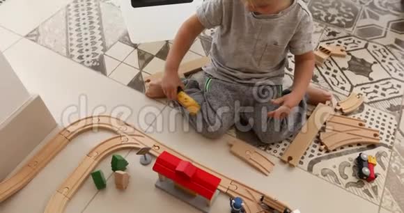 两岁的男孩玩木铁路视频的预览图