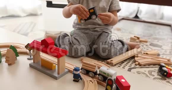 两岁的男孩玩木铁路视频的预览图