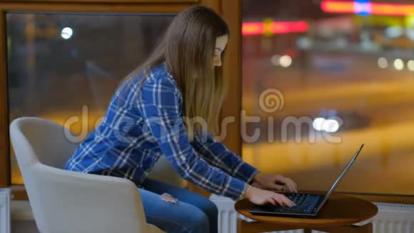 夫妻恩爱夫妻关系女人工作笔记本电脑视频的预览图