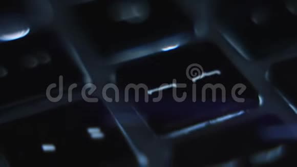 带有蓝光的计算机键盘宏视图小的景深视频的预览图