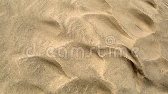 风吹过沙丘上的沙粒视频的预览图