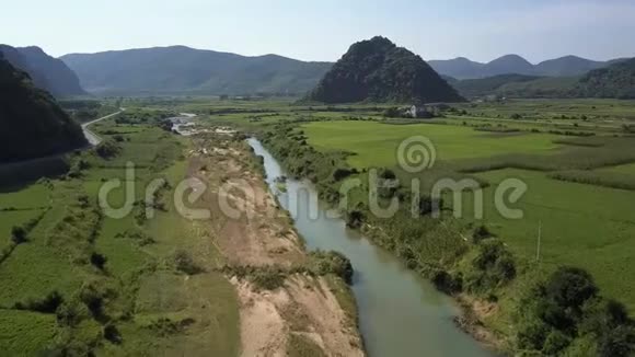 上景河流蜿蜒在山谷中的田野之间依山傍水视频的预览图