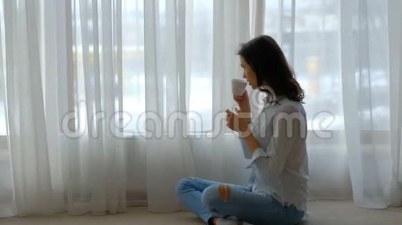 家庭休闲夫妇女孩喝茶放松窗口视频的预览图