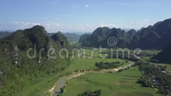 空中无尽的山谷景观田野河流在山丘上视频的预览图