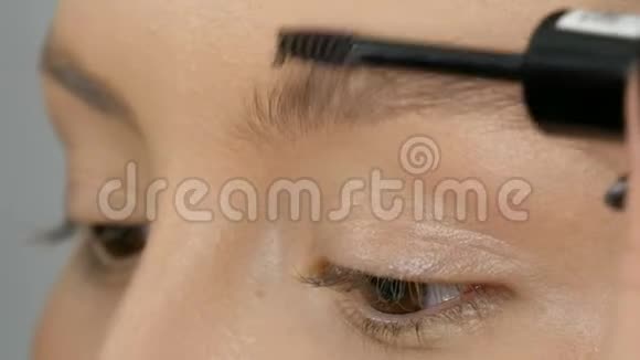 梳眉专用毛刷专业化妆师正在梳理女模特的眉毛视频的预览图