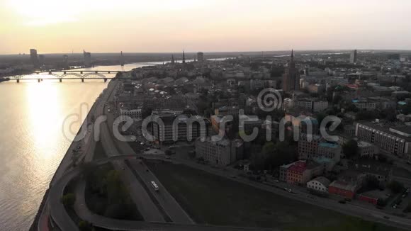 欧洲首都里加的空中日落拍摄于2019年春季拉脱维亚达加瓦河和桥梁在视频的预览图