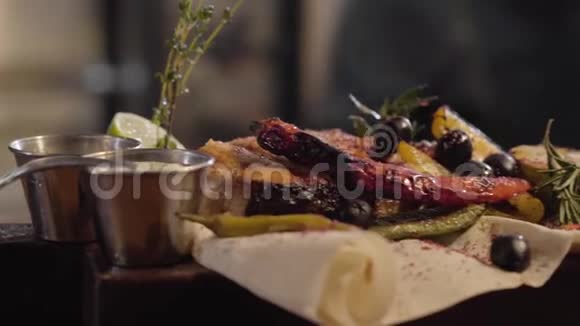 把烤三文鱼与酱汁草药橄榄辣椒石灰和柠檬一起放在皮塔上视频的预览图