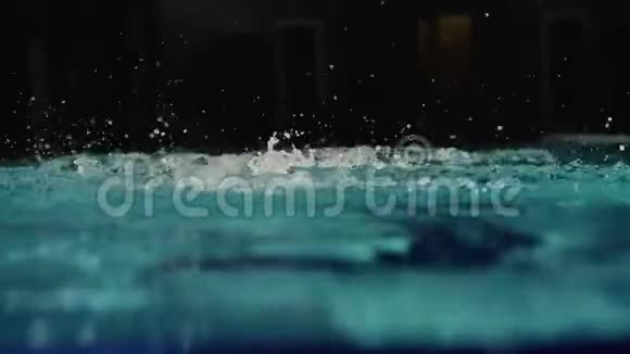 游泳运动员表演蝶泳慢点视频的预览图