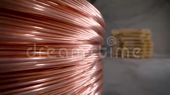 铜棒厚厚的铜线盘绕成一个巨大的筒管铜是世界各地使用的稀有金属之一视频的预览图