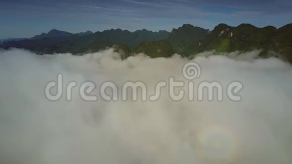 在黑山上的白云上有一道小小的圆形彩虹视频的预览图