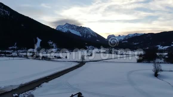 清晨在山村被雪覆盖鸟瞰群山视频的预览图