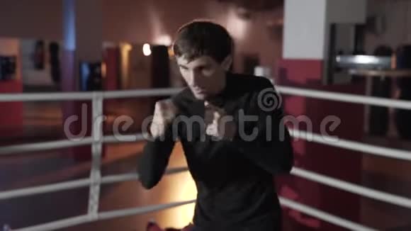 苗条的身材迷人的家伙拳击手正在从事戒指准备第一次战斗集中在击球慢慢视频的预览图