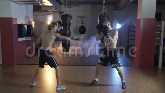 慢动作训练运动员在拳击馆准备体育大师与冠军作战这就是视频的预览图