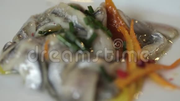 盘子里的凤尾鱼沙拉视频的预览图