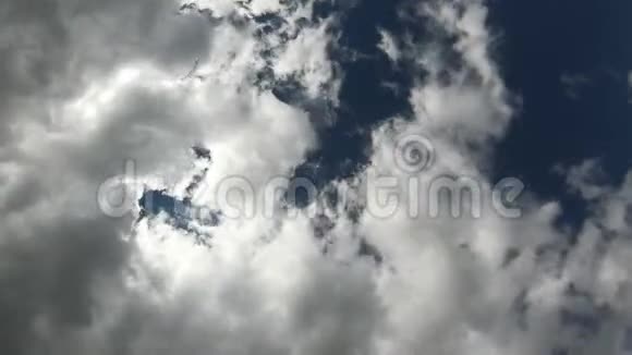 时间流逝的云很快通过相机在4k摄像机垂直指向天空太阳的光芒视频的预览图