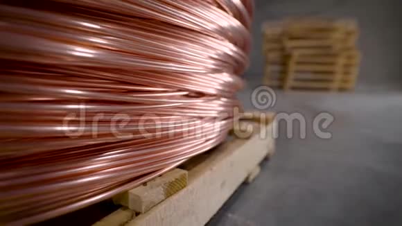 铜棒厚厚的铜线盘绕成一个巨大的筒管铜是世界各地使用的稀有金属之一视频的预览图