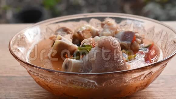 汤汁汤中的银匙舀辣煮猪肉腿视频的预览图