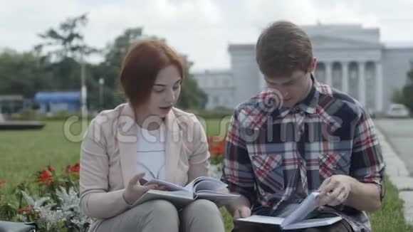 女孩和男人在公园看书视频的预览图