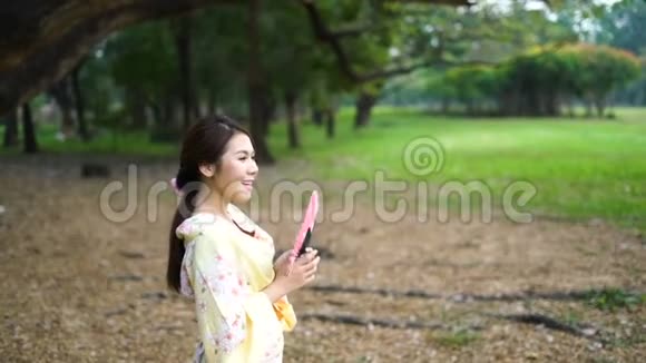 穿着和服的亚洲女人视频的预览图