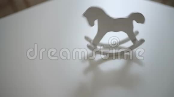 白色桌子上摆着轻型老式马玩具视频的预览图