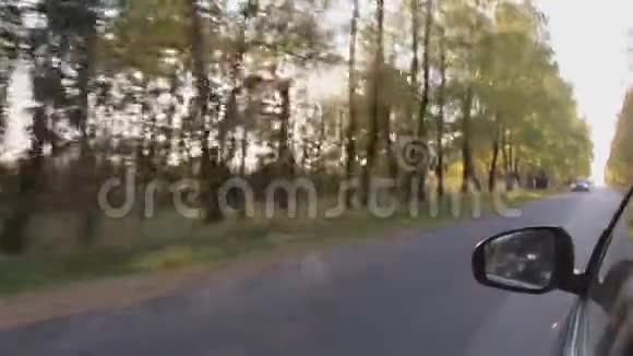 秋季黑色轿车的驾驶通过车道或过境视频的预览图