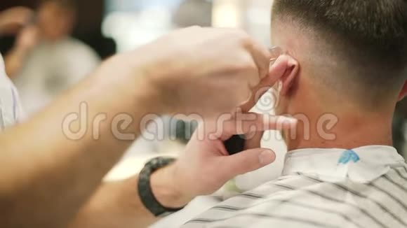 男式理发用电动剃须刀专业理发师理发电动剃须刀慢动作视频的预览图