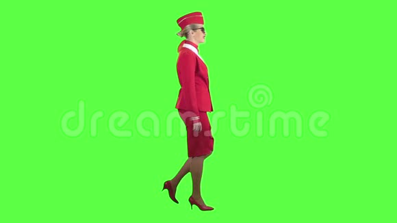 女孩的脚步和波浪她是空姐绿色屏幕侧视慢动作视频的预览图