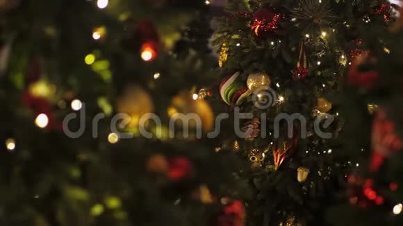 带有装饰的圣诞树松果花环和气球视频的预览图