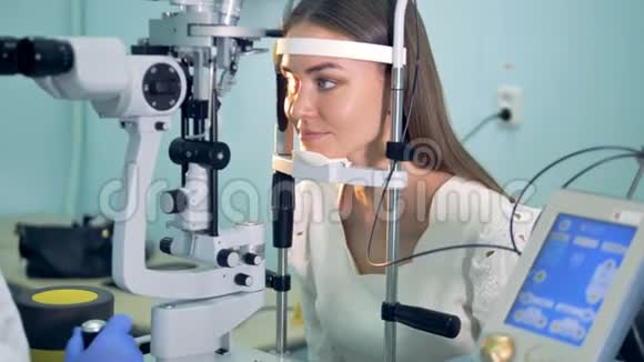 一名女性患者用裂隙灯进行眼睛健康测试4K视频的预览图
