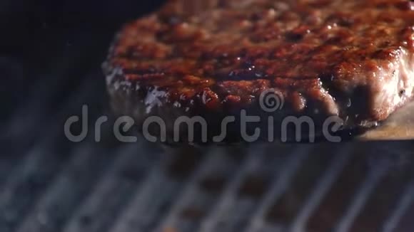 生肉切块掉进锅里库存录像汉堡帕蒂掉在锅里做饭视频的预览图