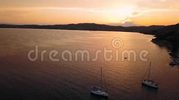 在美丽的黄昏爱琴海飞越埃尔米奥尼码头视频的预览图