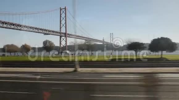 里斯本市区的POV火车骑行著名大桥的窗景在美丽的里斯本市乘坐POV火车视频的预览图