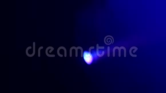 探照灯会发光在烟雾中的一个黑暗的房间里旋转视频的预览图