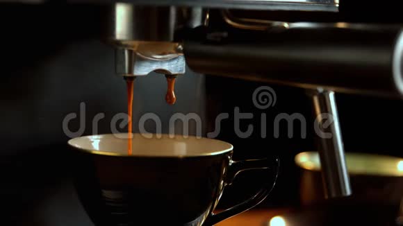 新鲜的咖啡滴落在咖啡机的咖啡杯上视频的预览图