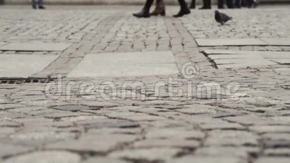 一个人走路的时候脚跟着一个旅行者走在一条街区的路上视频的预览图