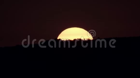 太阳在黑山后面升起巨大的橙色太阳视频的预览图