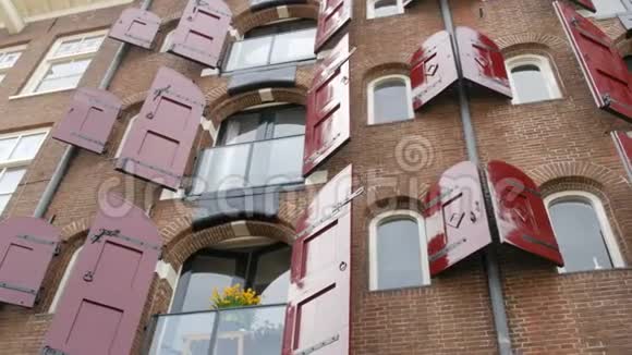 荷兰国立住宅有窄墙和百叶窗视频的预览图