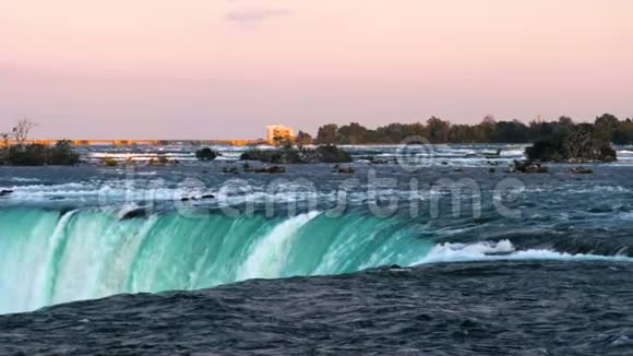 水冲过马蹄瀑布尼亚加拉瀑布安大略省加拿大日落视频的预览图