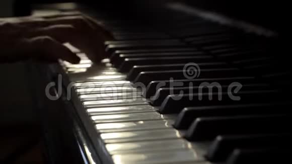 女钢琴家用一只手慢动作特写弹奏大钢琴视频的预览图