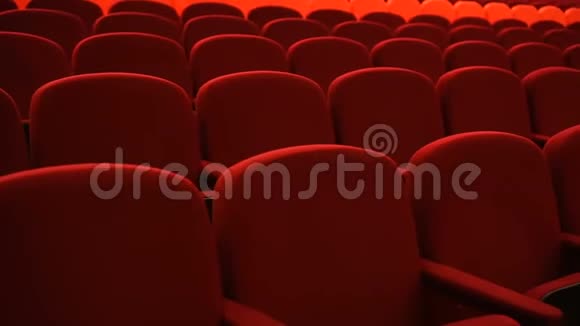 剧院或歌剧院里一排排空的红色天鹅绒座位视频的预览图