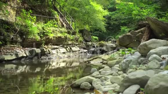 美丽的山河景色大石头在山野丛林自然公园的岸边视频的预览图