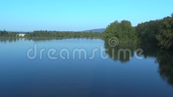 VelkaPodvinice湖是一个经济农业池塘主要养殖鲤鱼和鱼水质优良视频的预览图