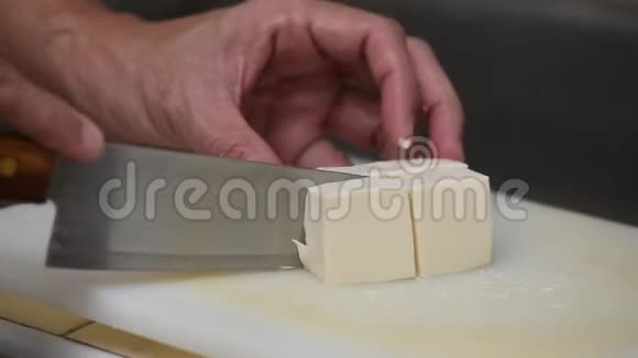 用菜刀在砧板上切白豆腐视频的预览图