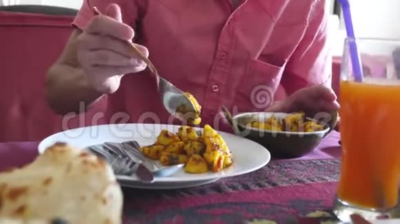 人们在印度咖啡馆吃咖喱鸡肉土豆3840x2160视频的预览图