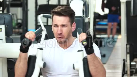 穿白衬衫在健身房训练的帅哥视频的预览图